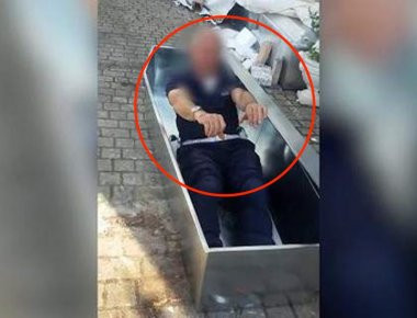 Σάλος στην Ιταλία με αστυνομικούς να παριστάνουν τα «ζόμπι» σε φέρετρα των θυμάτων του σεισμού στο Αματρίτσε (βίντεο)